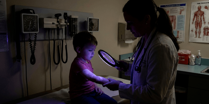 La lampada di Wood nei bambini: cos’è, a cosa serve e quando è utile